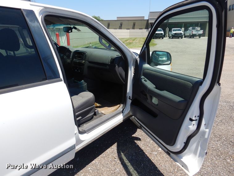 image for item DQ7153 2005 Ford  Explorer SUV