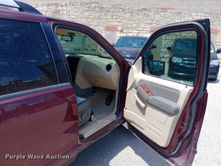 image for item DQ7172 2006 Ford Explorer Eddie Bauer SUV