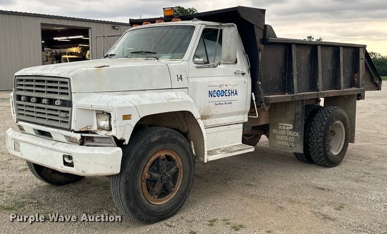 image for item DX0672 1981 Ford F700 dump truck