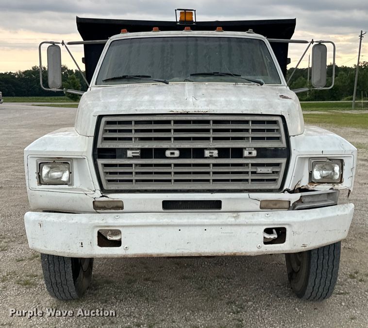 image for item DX0672 1981 Ford F700 dump truck