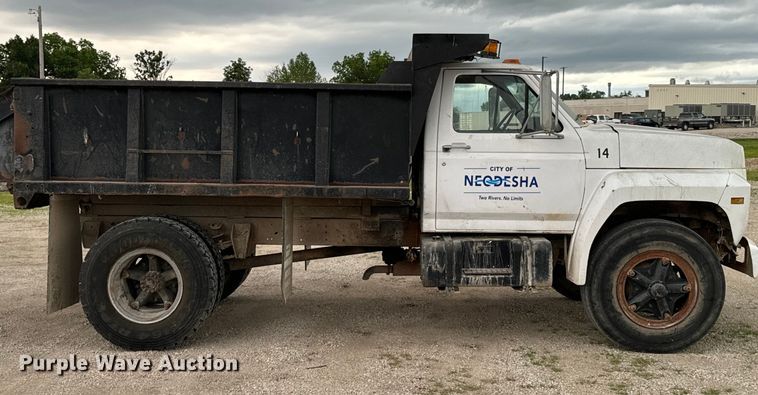 image for item DX0672 1981 Ford F700 dump truck