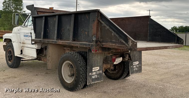 image for item DX0672 1981 Ford F700 dump truck