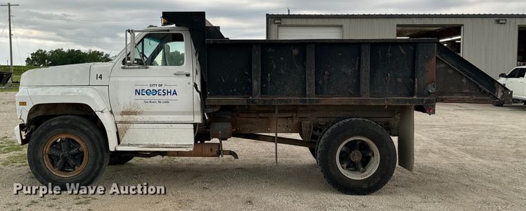 image for item DX0672 1981 Ford F700 dump truck