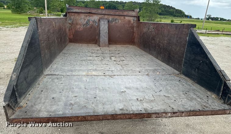 image for item DX0672 1981 Ford F700 dump truck