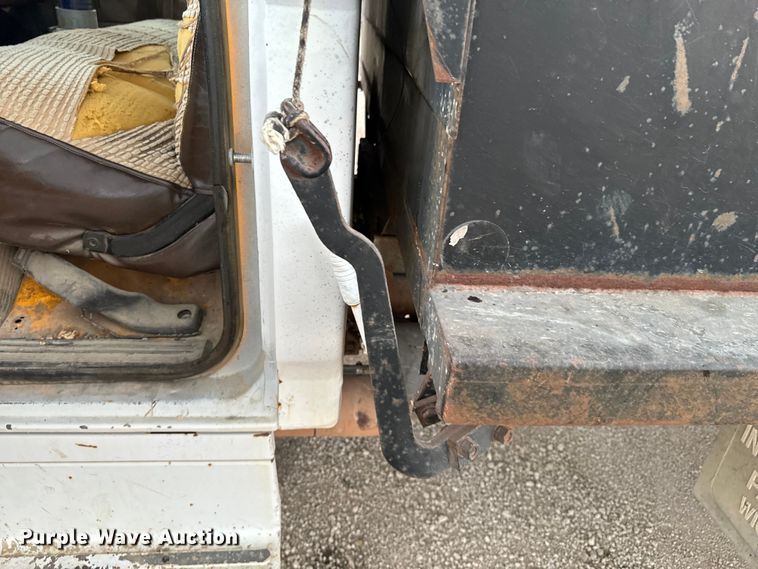 image for item DX0672 1981 Ford F700 dump truck