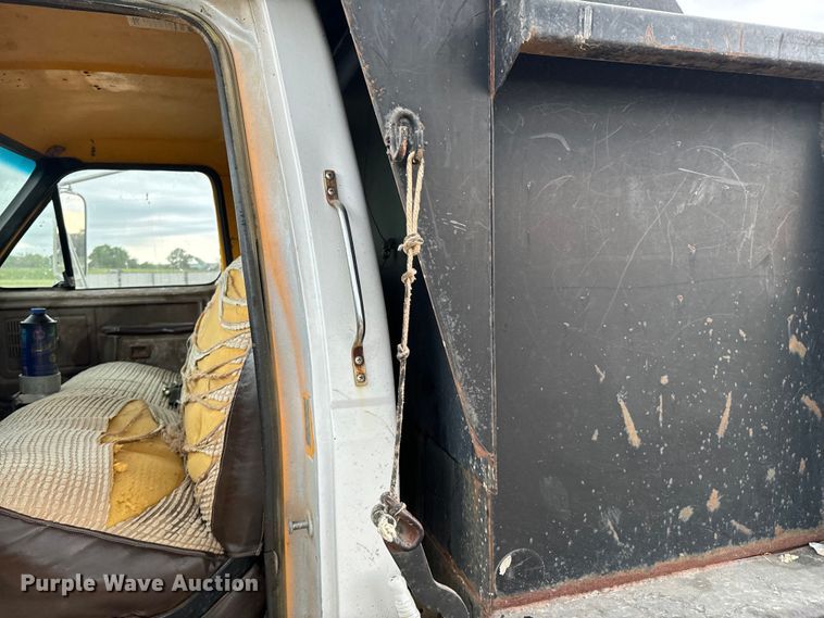 image for item DX0672 1981 Ford F700 dump truck