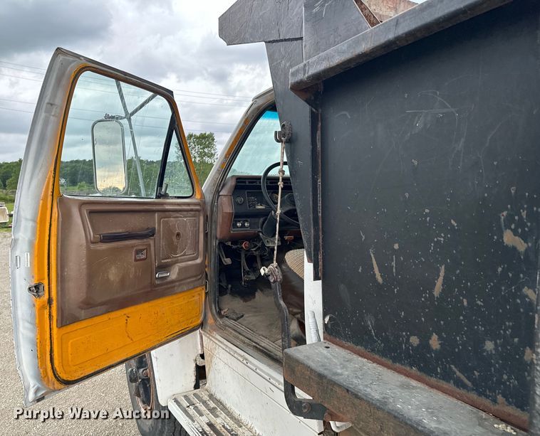 image for item DX0672 1981 Ford F700 dump truck