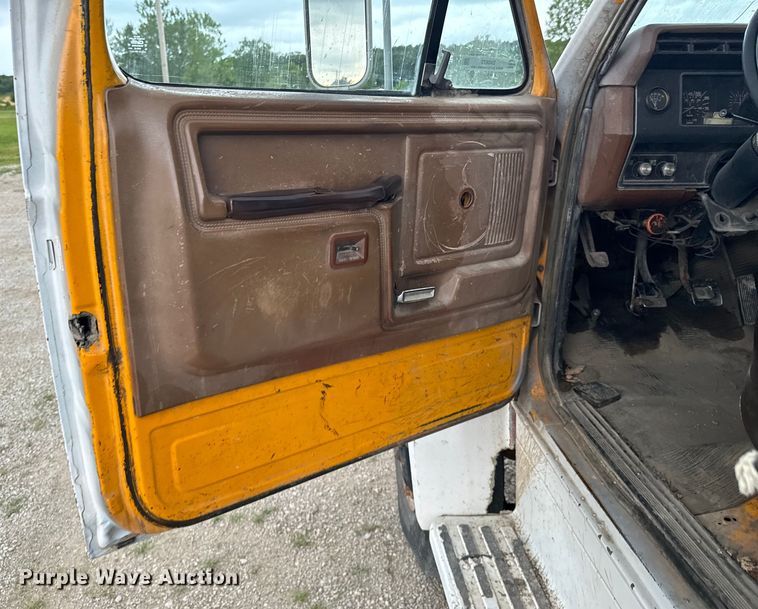 image for item DX0672 1981 Ford F700 dump truck