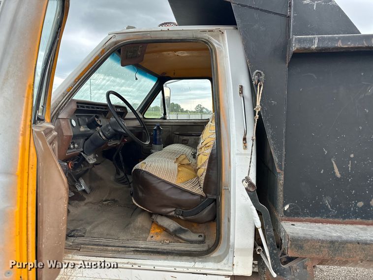 image for item DX0672 1981 Ford F700 dump truck
