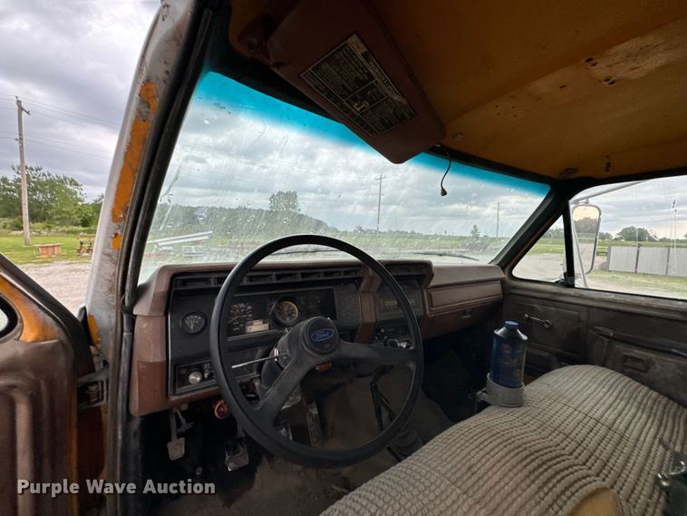 image for item DX0672 1981 Ford F700 dump truck