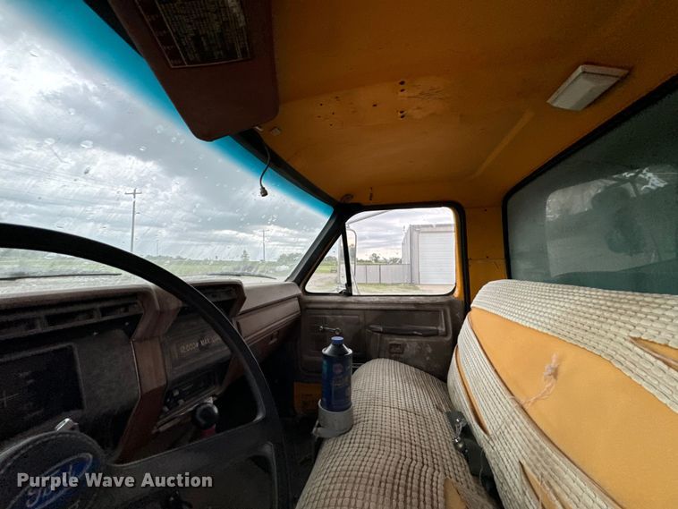 image for item DX0672 1981 Ford F700 dump truck