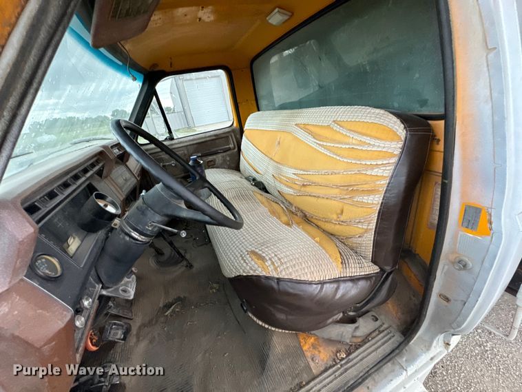 image for item DX0672 1981 Ford F700 dump truck