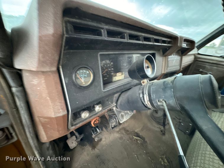image for item DX0672 1981 Ford F700 dump truck