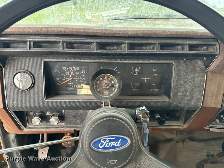 image for item DX0672 1981 Ford F700 dump truck