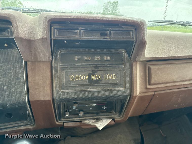 image for item DX0672 1981 Ford F700 dump truck