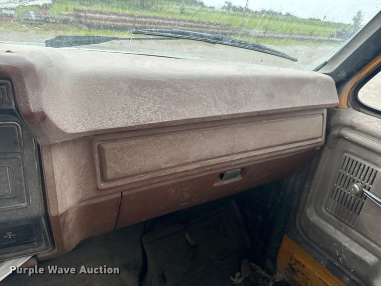 image for item DX0672 1981 Ford F700 dump truck