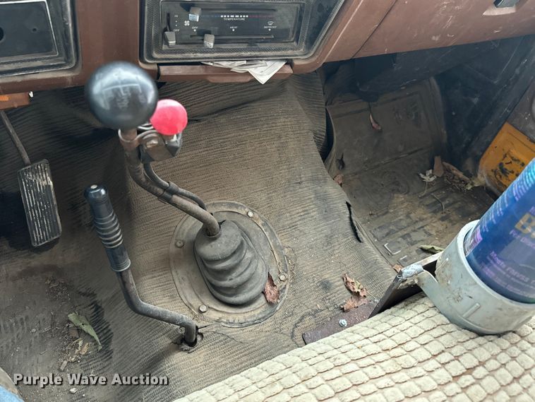 image for item DX0672 1981 Ford F700 dump truck