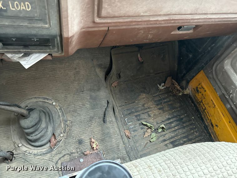 image for item DX0672 1981 Ford F700 dump truck