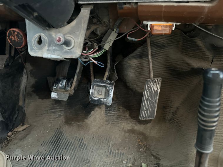 image for item DX0672 1981 Ford F700 dump truck