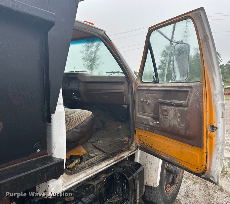 image for item DX0672 1981 Ford F700 dump truck