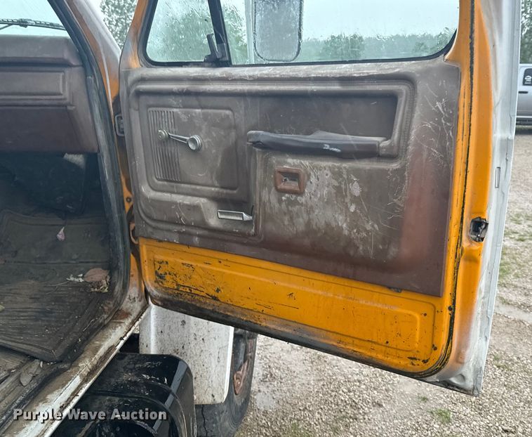 image for item DX0672 1981 Ford F700 dump truck