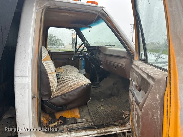 image for item DX0672 1981 Ford F700 dump truck