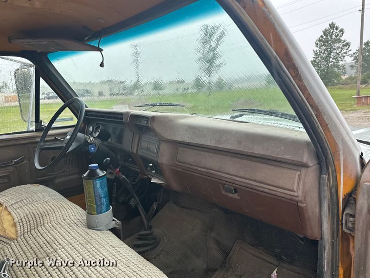 image for item DX0672 1981 Ford F700 dump truck