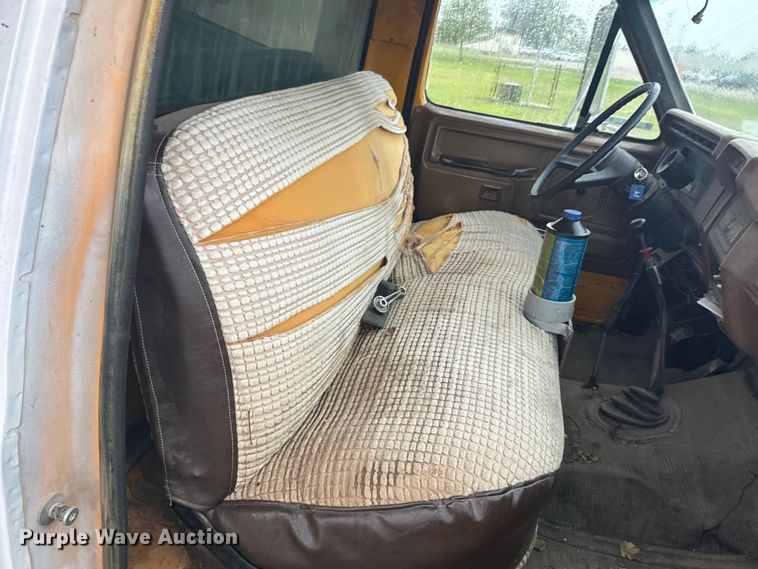 image for item DX0672 1981 Ford F700 dump truck