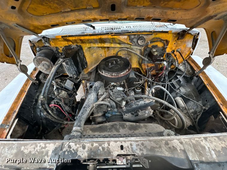 image for item DX0672 1981 Ford F700 dump truck