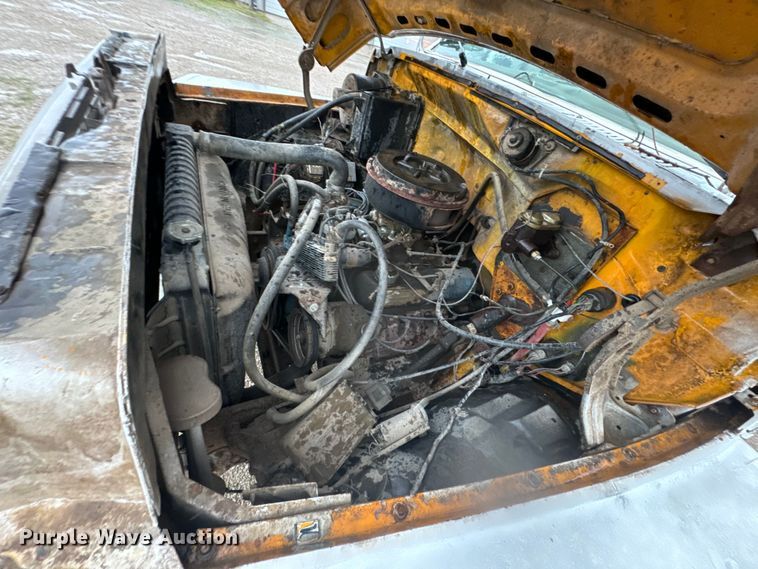 image for item DX0672 1981 Ford F700 dump truck