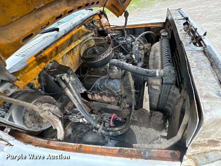 image for item DX0672 1981 Ford F700 dump truck