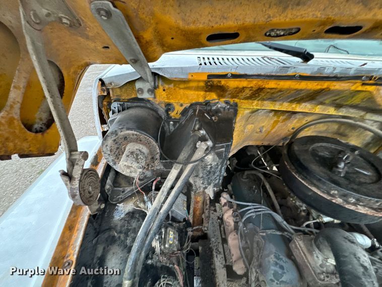 image for item DX0672 1981 Ford F700 dump truck