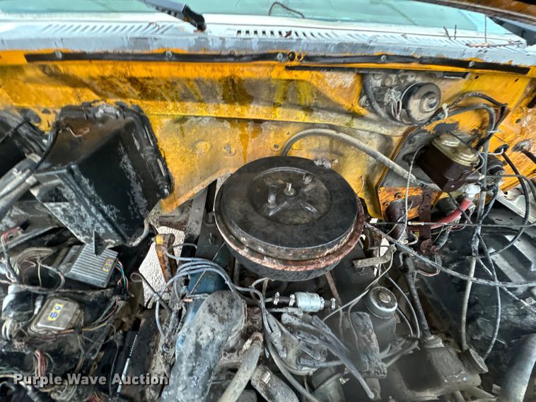 image for item DX0672 1981 Ford F700 dump truck