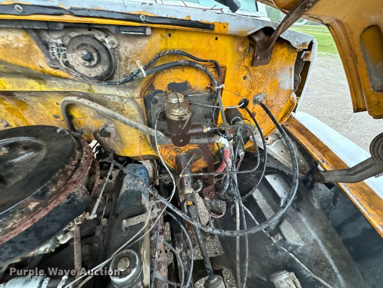 image for item DX0672 1981 Ford F700 dump truck