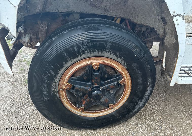 image for item DX0672 1981 Ford F700 dump truck