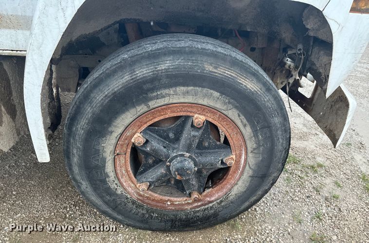 image for item DX0672 1981 Ford F700 dump truck