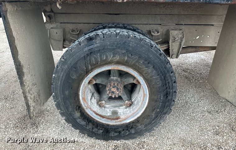 image for item DX0672 1981 Ford F700 dump truck