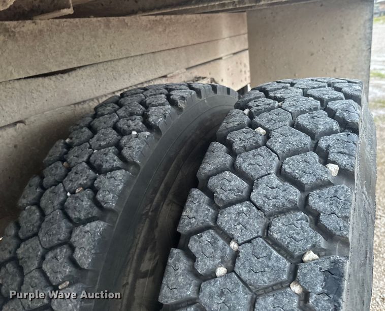 image for item DX0672 1981 Ford F700 dump truck