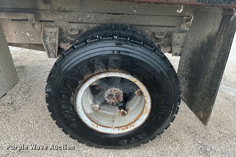 image for item DX0672 1981 Ford F700 dump truck