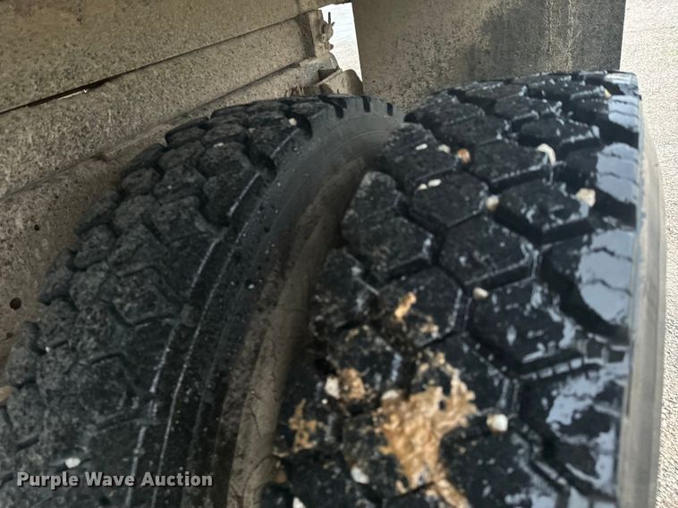 image for item DX0672 1981 Ford F700 dump truck