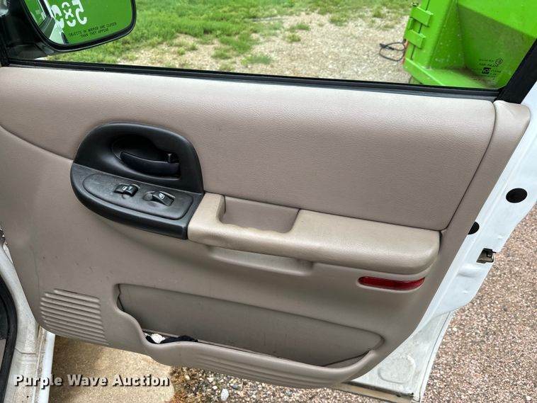 image for item EH3998 2004 Chevrolet  Venture van