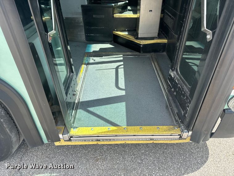 image for item EH6774 2006 Gillig G29B102N4 transit bus