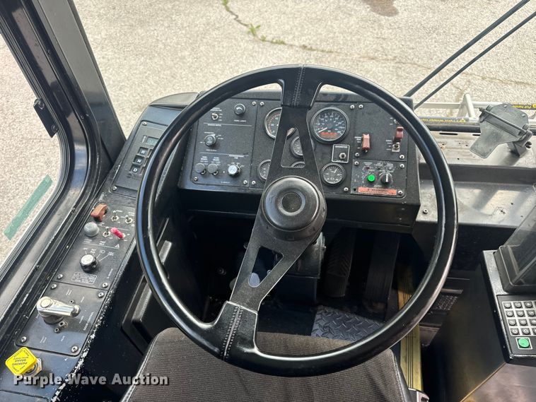 image for item EH6775 2006 Gillig G29B102N4 transit bus