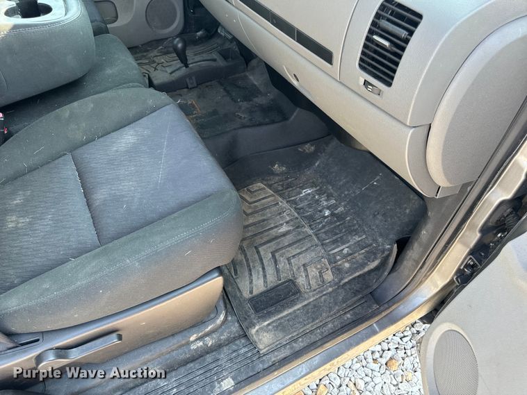 image for item EH6919 2013 Chevrolet  Silverado 1500 Ext. Cab pickup truck