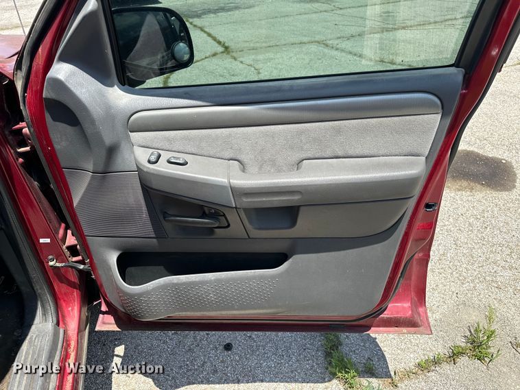 image for item EJ4361 2004 Ford Explorer SUV