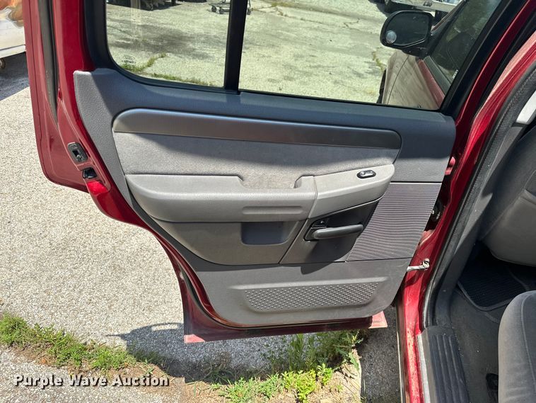 image for item EJ4361 2004 Ford Explorer SUV