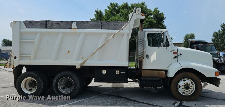 image for item EJ5582 2001 International  2674 dump truck