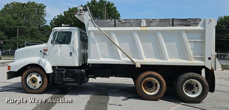 image for item EJ5582 2001 International  2674 dump truck