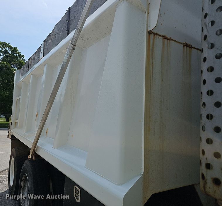 image for item EJ5582 2001 International  2674 dump truck