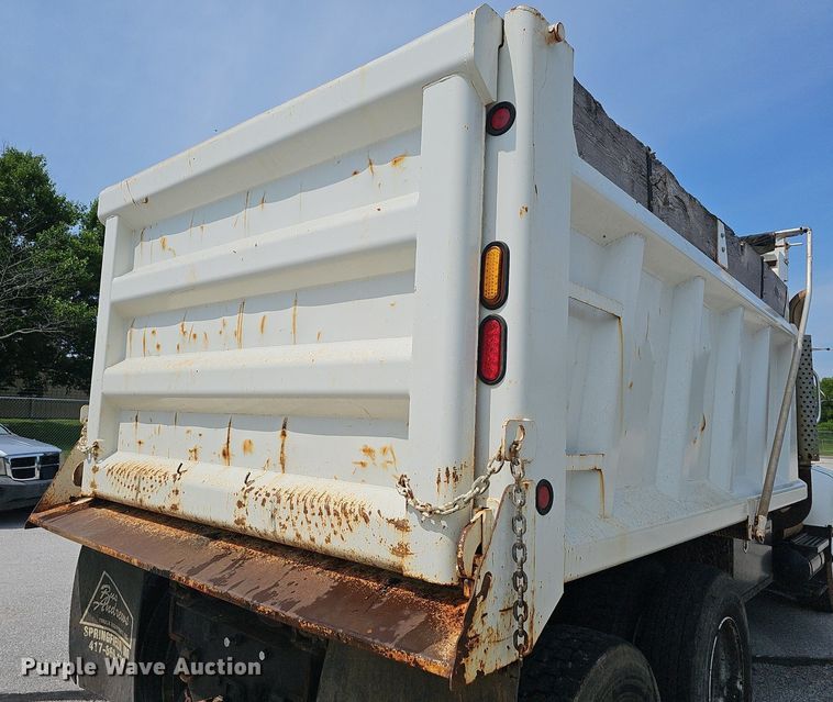 image for item EJ5582 2001 International  2674 dump truck